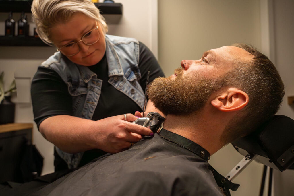 De Mannenkapper baar scheren
