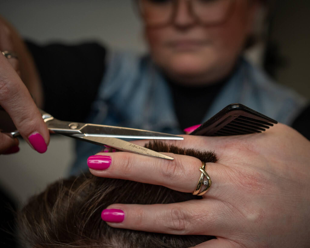 De Mannenkapper haar knippen